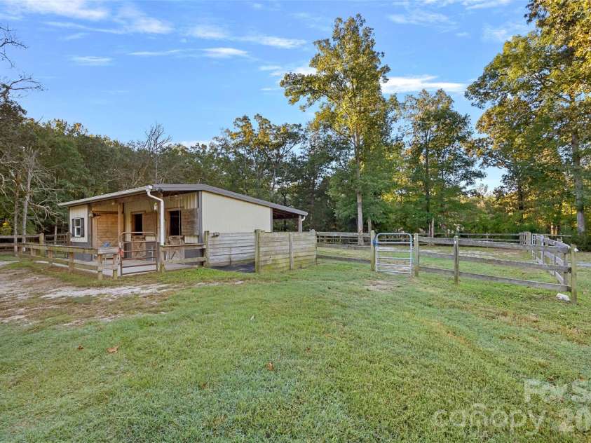 8609 Laurelwood Lane, Waxhaw, NC 28173.  MLS# CAR4436539, YatesRealty ID 58195. Paddock