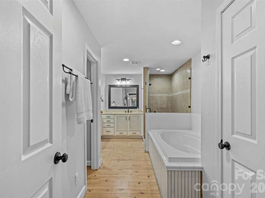 8609 Laurelwood Lane, Waxhaw, NC 28173.  MLS# CAR4436539, YatesRealty ID 58195. Primary bath