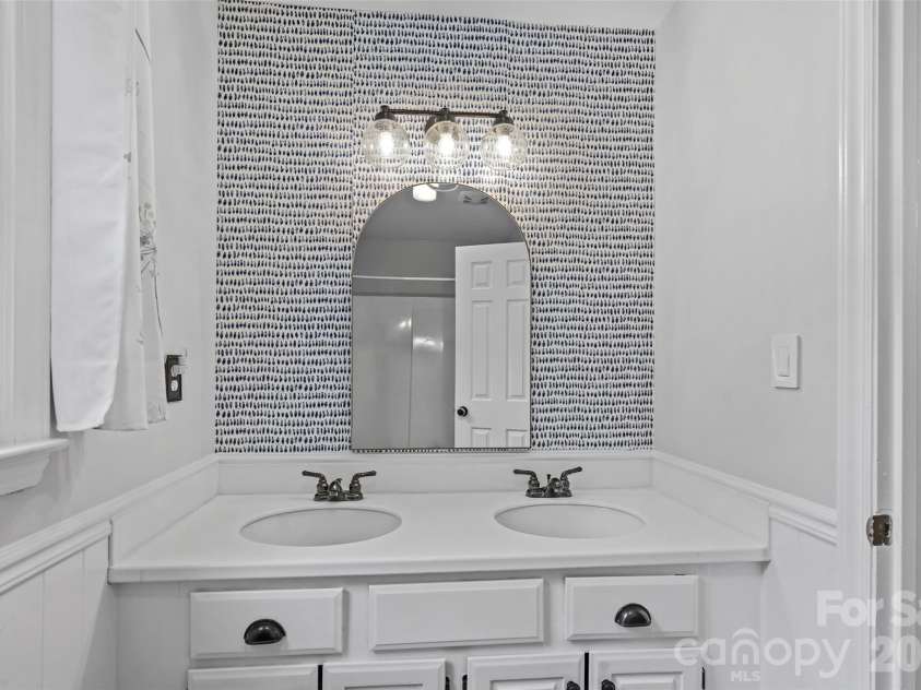 8609 Laurelwood Lane, Waxhaw, NC 28173.  MLS# CAR4436539, YatesRealty ID 58195. Second Bath