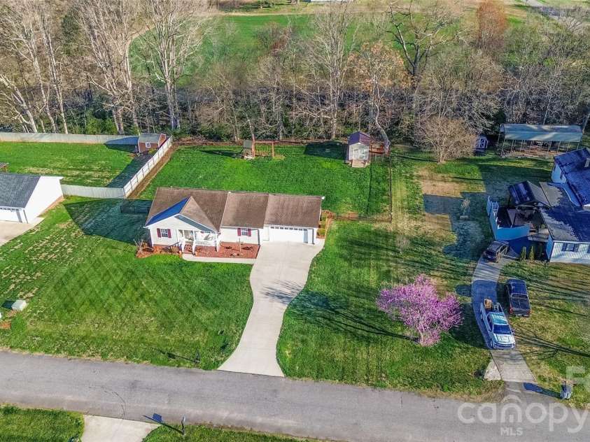 112 Chimney Ridge Lane, Statesville, NC 28625.  MLS# CAR4358303, YatesRealty ID 5820. 