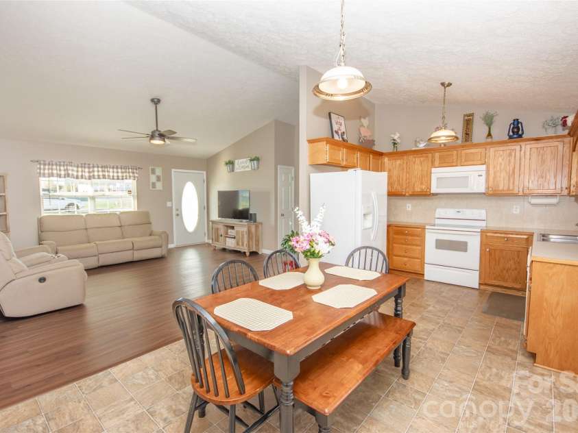 112 Chimney Ridge Lane, Statesville, NC 28625.  MLS# CAR4358303, YatesRealty ID 5820. 