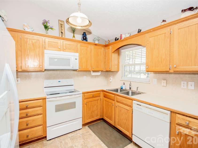 112 Chimney Ridge Lane, Statesville, NC 28625.  MLS# CAR4358303, YatesRealty ID 5820. 