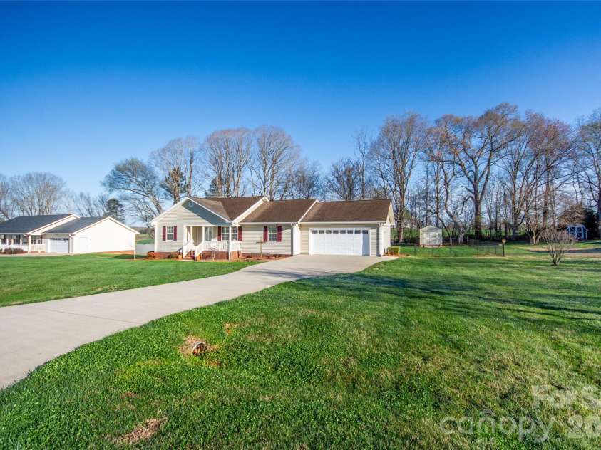 112 Chimney Ridge Lane, Statesville, NC 28625.  MLS# CAR4358303, YatesRealty ID 5820. 