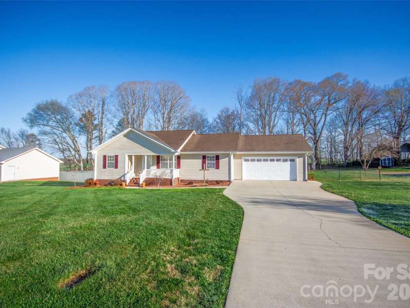 112 Chimney Ridge Lane, Statesville, NC 28625.  MLS# CAR4358303, YatesRealty ID 5820. 