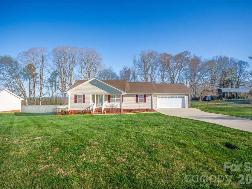 112 Chimney Ridge Lane, Statesville, NC 28625.  MLS# CAR4358303, YatesRealty ID 5820. 