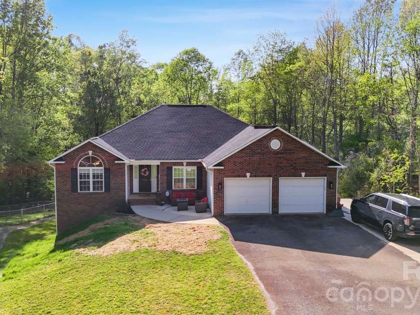 3232 47th Avenue Place, Hickory, NC 28601.  MLS# CAR4436548, YatesRealty ID 58200. 