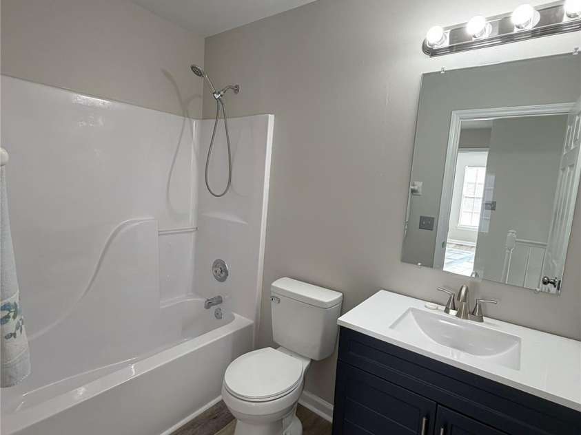 10904 Delsing Court, Charlotte, NC 28214.  MLS# CAR4433669, YatesRealty ID 58209. Hall Bath