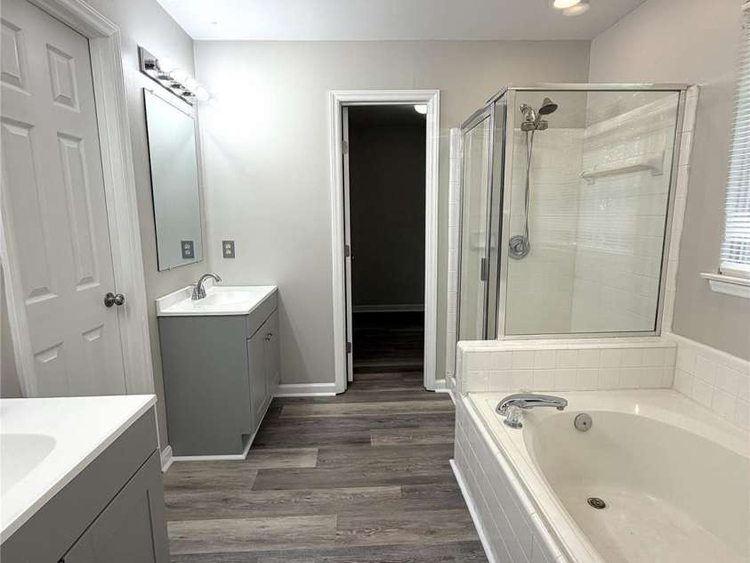 10904 Delsing Court, Charlotte, NC 28214.  MLS# CAR4433669, YatesRealty ID 58209. Primary Bath