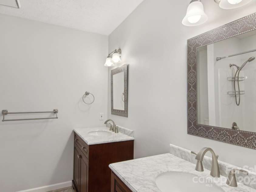 127 Kalmia Terrace Court, Hendersonville, NC 28739.  MLS# CAR4227852, YatesRealty ID 5821. Hall Bath