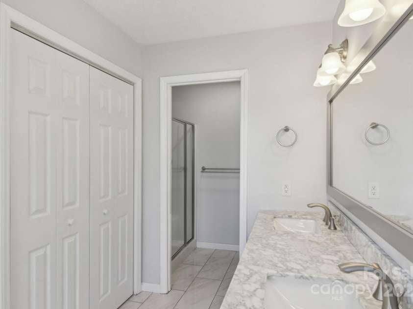 127 Kalmia Terrace Court, Hendersonville, NC 28739.  MLS# CAR4227852, YatesRealty ID 5821. Primary Bath