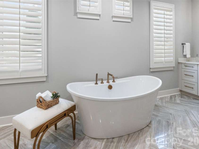 4031 Pritchard Place, Fort Mill, SC 29715.  MLS# CAR4391499, YatesRealty ID 5821. Amazing Soaking Tub
