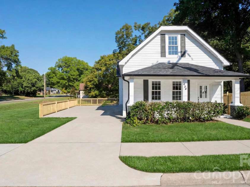 604 Oak Street, Mooresville, NC 28115.  MLS# CAR4434539, YatesRealty ID 58214. 