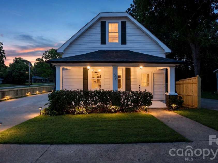 604 Oak Street, Mooresville, NC 28115.  MLS# CAR4434539, YatesRealty ID 58214. 