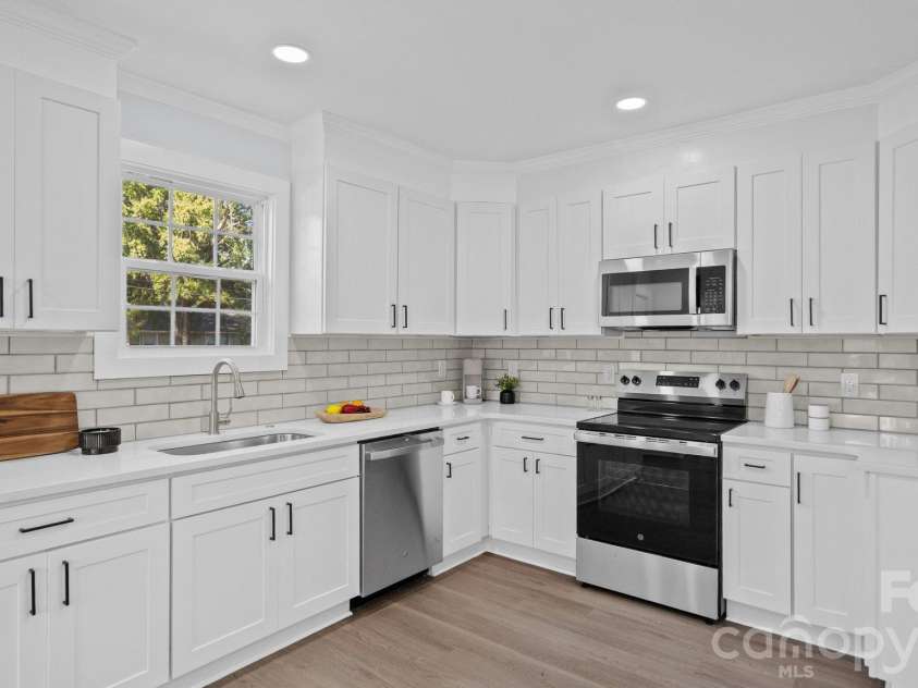 604 Oak Street, Mooresville, NC 28115.  MLS# CAR4434539, YatesRealty ID 58214. 