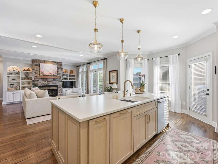 105 Kings Crest Drive, Mooresville, NC 28117.  MLS# CAR4434427, YatesRealty ID 58217. Kitchen Island