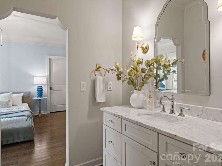 2043 Sharon Lane, Charlotte, NC 28211.  MLS# CAR4357556, YatesRealty ID 5822. Dual Entry Full Bath 3