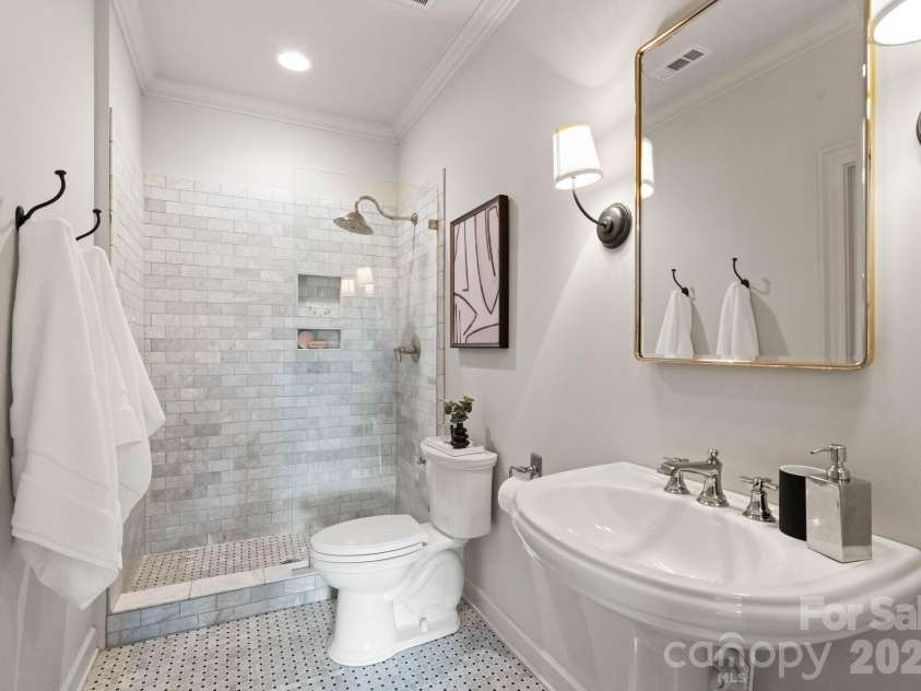 2043 Sharon Lane, Charlotte, NC 28211.  MLS# CAR4357556, YatesRealty ID 5822. Full Bath 2