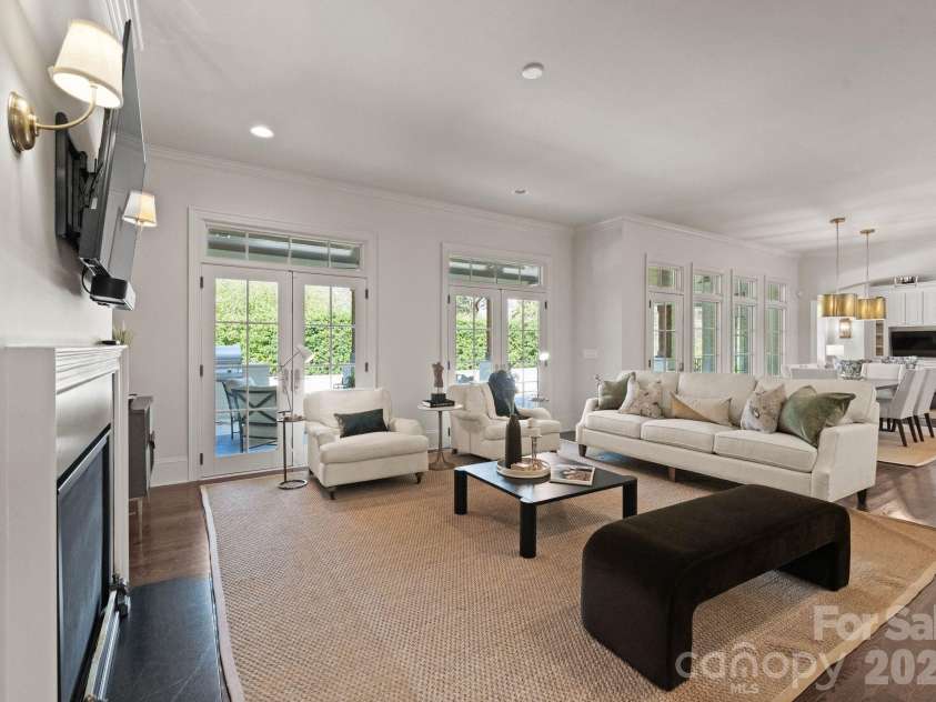 2043 Sharon Lane, Charlotte, NC 28211.  MLS# CAR4357556, YatesRealty ID 5822. Great Room 