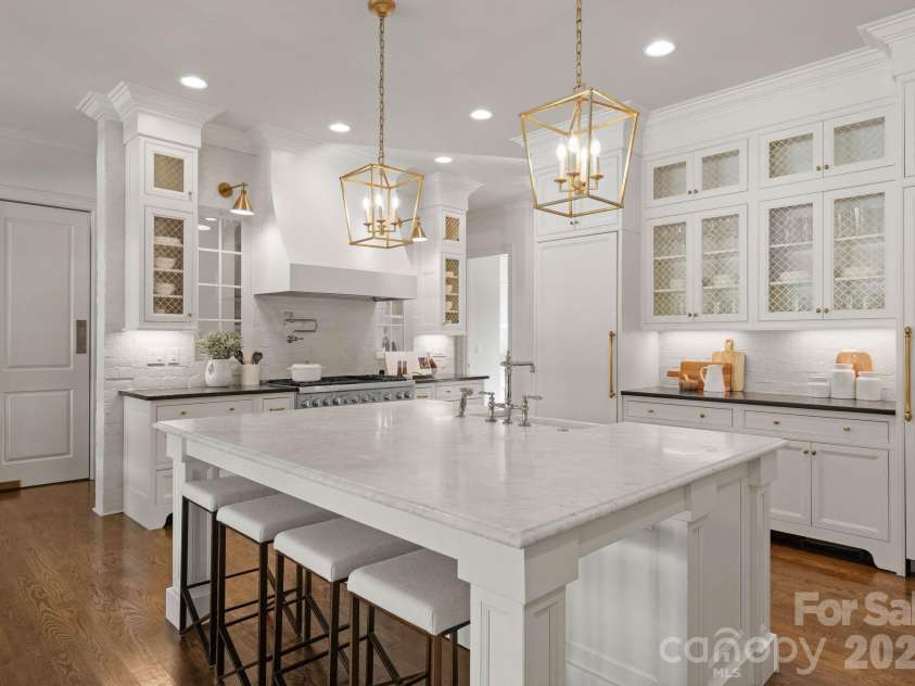 2043 Sharon Lane, Charlotte, NC 28211.  MLS# CAR4357556, YatesRealty ID 5822. Kitchen 