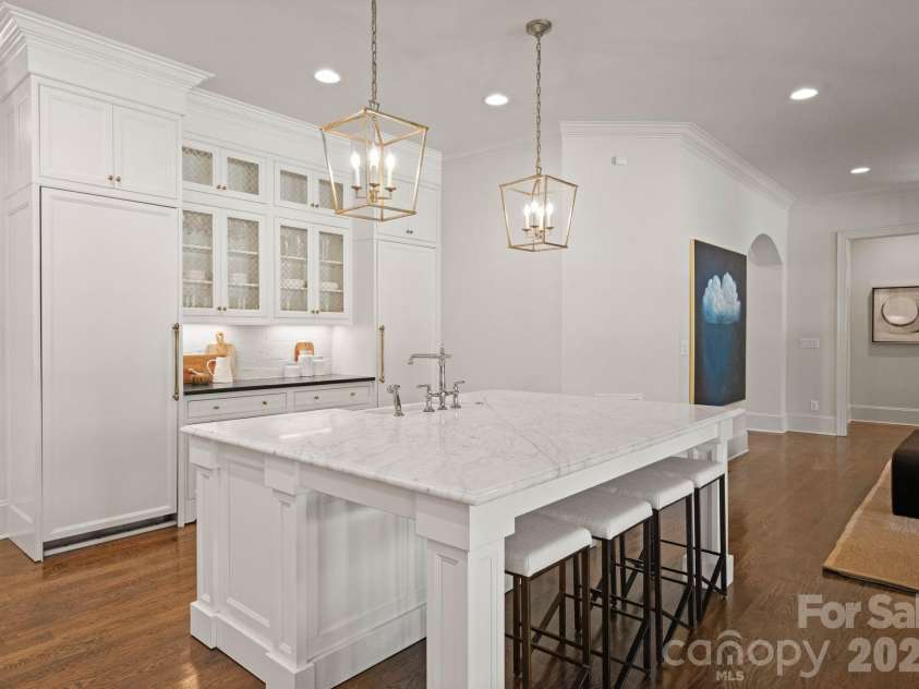 2043 Sharon Lane, Charlotte, NC 28211.  MLS# CAR4357556, YatesRealty ID 5822. Kitchen 