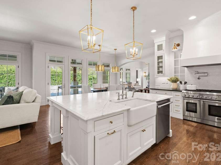 2043 Sharon Lane, Charlotte, NC 28211.  MLS# CAR4357556, YatesRealty ID 5822. Kitchen 