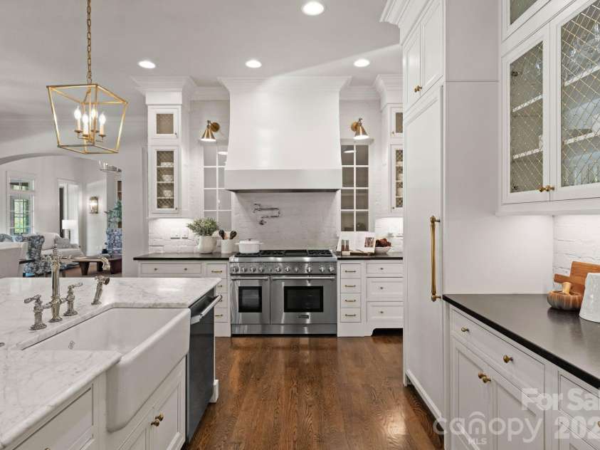 2043 Sharon Lane, Charlotte, NC 28211.  MLS# CAR4357556, YatesRealty ID 5822. Kitchen 