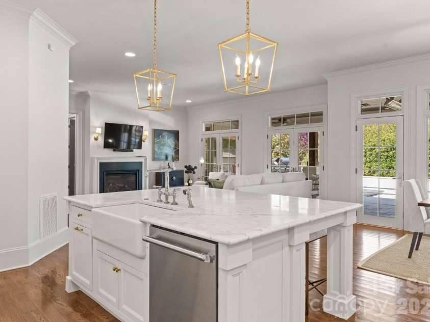 2043 Sharon Lane, Charlotte, NC 28211.  MLS# CAR4357556, YatesRealty ID 5822. Kitchen 