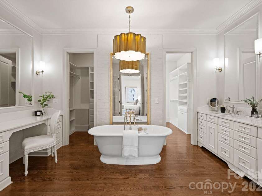 2043 Sharon Lane, Charlotte, NC 28211.  MLS# CAR4357556, YatesRealty ID 5822. Primary Bathroom 