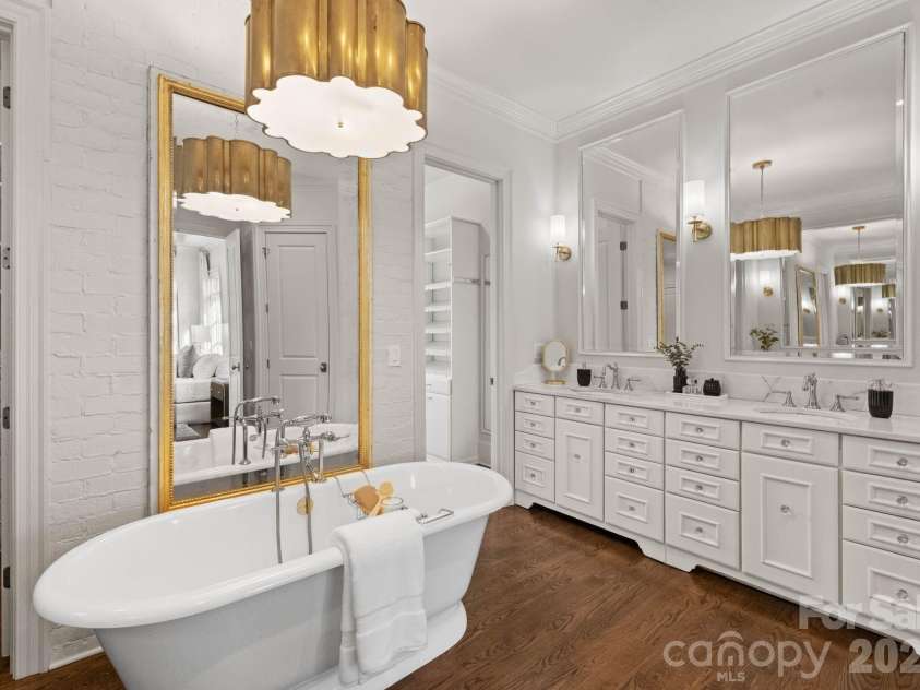 2043 Sharon Lane, Charlotte, NC 28211.  MLS# CAR4357556, YatesRealty ID 5822. Primary Bathroom 