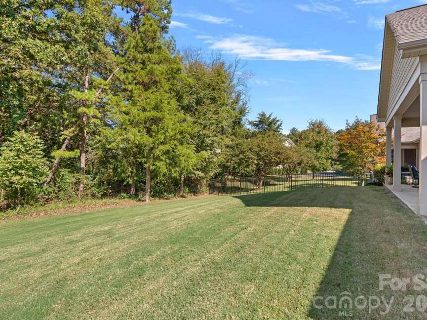 11237 Black Brant Lane, Charlotte, NC 28278.  MLS# CAR4435300, YatesRealty ID 58223. 