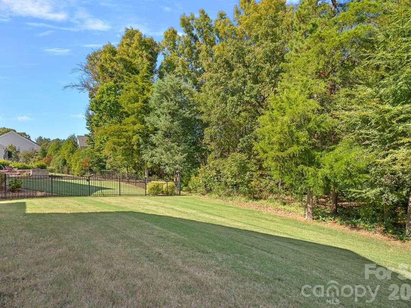 11237 Black Brant Lane, Charlotte, NC 28278.  MLS# CAR4435300, YatesRealty ID 58223. 