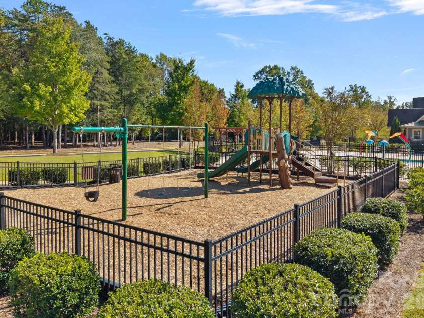 11237 Black Brant Lane, Charlotte, NC 28278.  MLS# CAR4435300, YatesRealty ID 58223. 