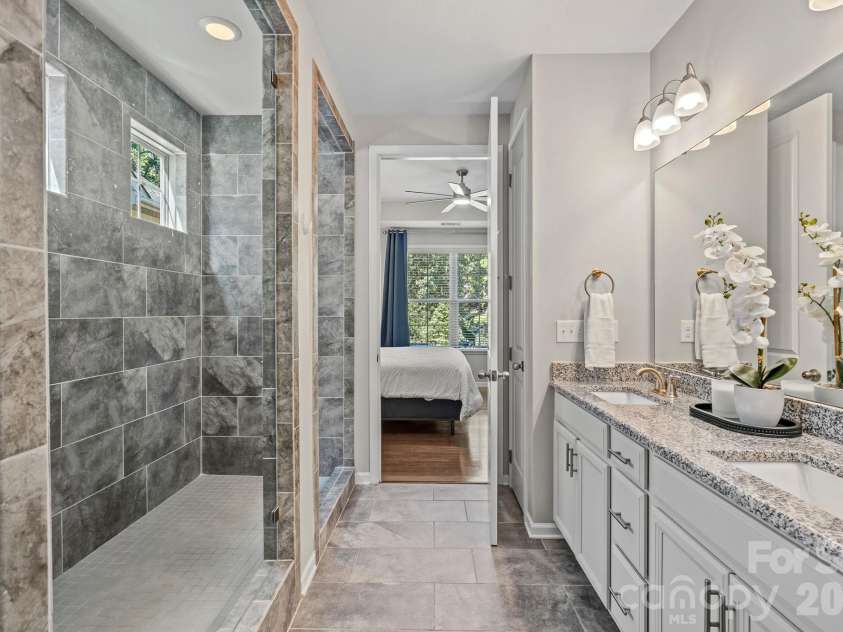 11237 Black Brant Lane, Charlotte, NC 28278.  MLS# CAR4435300, YatesRealty ID 58223. Owner's suite bath