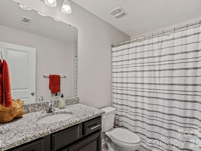 11237 Black Brant Lane, Charlotte, NC 28278.  MLS# CAR4435300, YatesRealty ID 58223. Upper level full bath