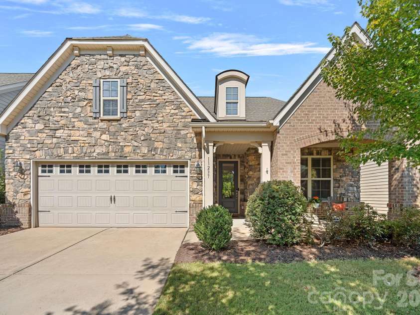 11237 Black Brant Lane, Charlotte, NC 28278.  MLS# CAR4435300, YatesRealty ID 58223. Welcome!