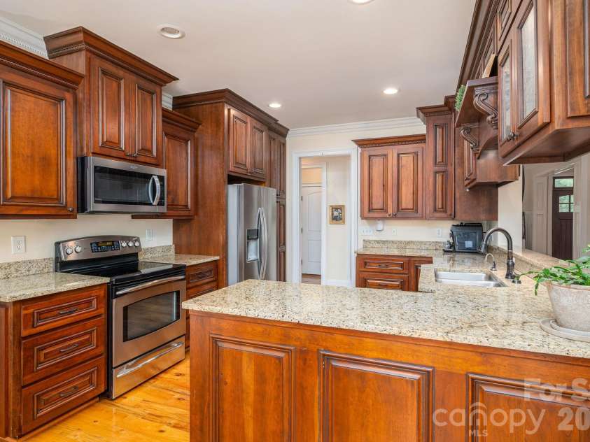 2750 Arbor Hills Drive, Lincolnton, NC 28092.  MLS# CAR4426870, YatesRealty ID 58224. Kitchen