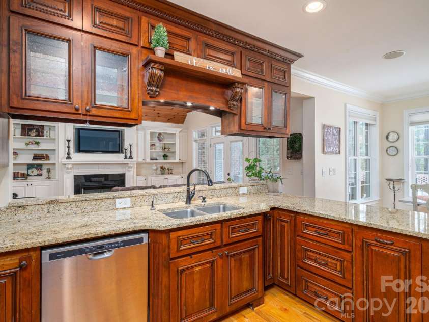 2750 Arbor Hills Drive, Lincolnton, NC 28092.  MLS# CAR4426870, YatesRealty ID 58224. Kitchen