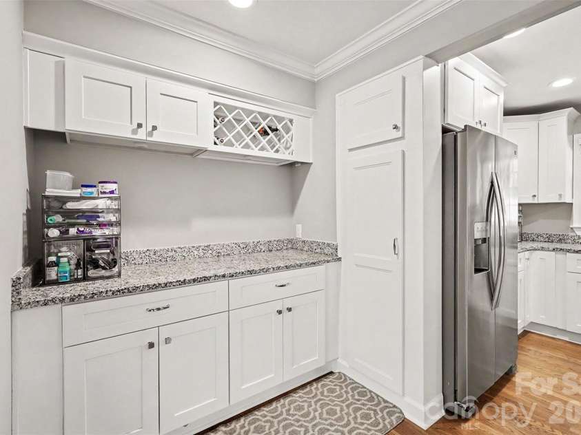 5621 Alanhurst Place, Charlotte, NC 28217.  MLS# CAR4424544, YatesRealty ID 58226. Breakfast Bar