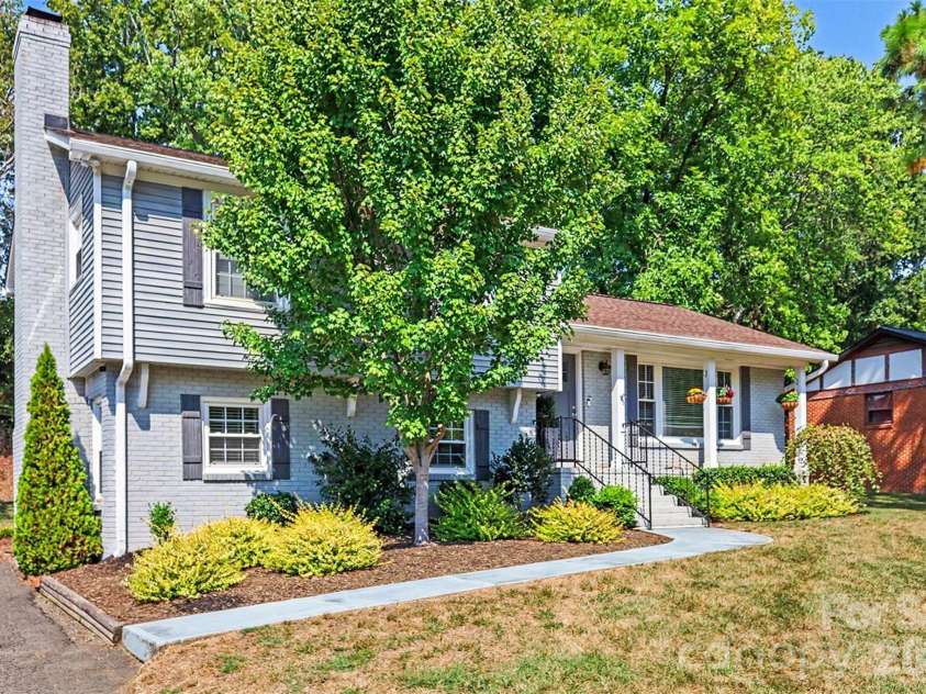 5621 Alanhurst Place, Charlotte, NC 28217.  MLS# CAR4424544, YatesRealty ID 58226. Front