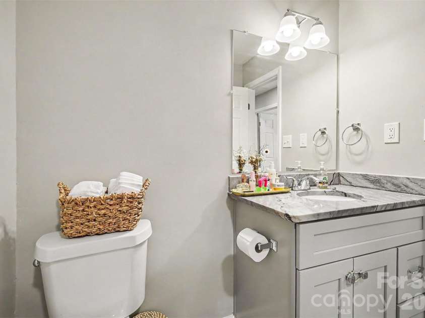 5621 Alanhurst Place, Charlotte, NC 28217.  MLS# CAR4424544, YatesRealty ID 58226. Half Bathroom Main