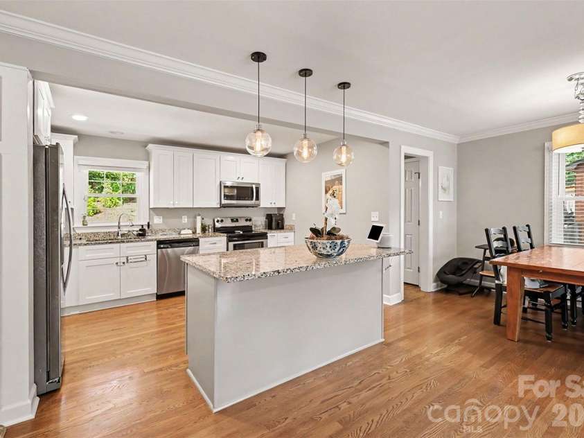 5621 Alanhurst Place, Charlotte, NC 28217.  MLS# CAR4424544, YatesRealty ID 58226. Kitchen