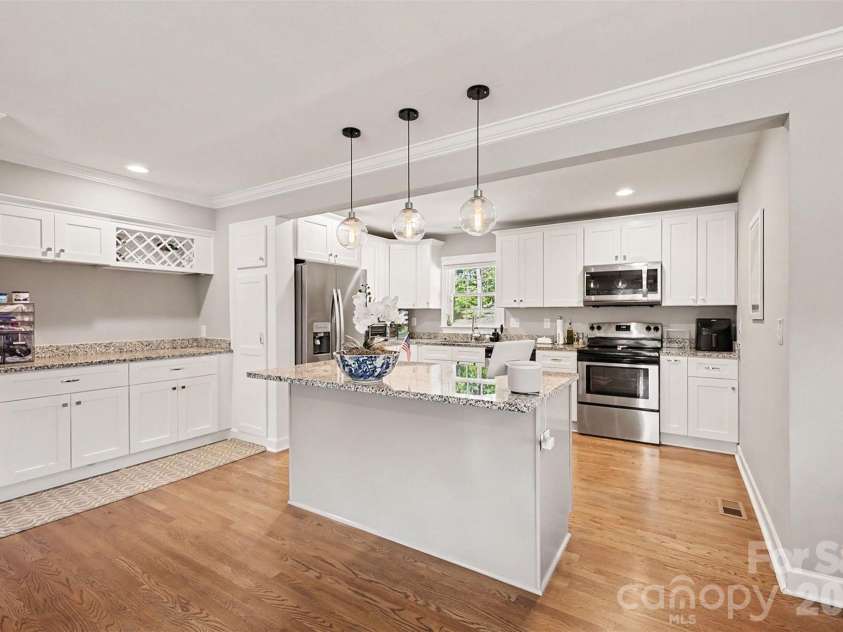 5621 Alanhurst Place, Charlotte, NC 28217.  MLS# CAR4424544, YatesRealty ID 58226. Kitchen
