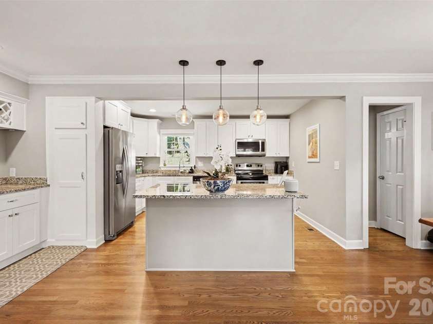 5621 Alanhurst Place, Charlotte, NC 28217.  MLS# CAR4424544, YatesRealty ID 58226. Kitchen