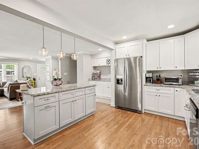 5621 Alanhurst Place, Charlotte, NC 28217.  MLS# CAR4424544, YatesRealty ID 58226. Kitchen