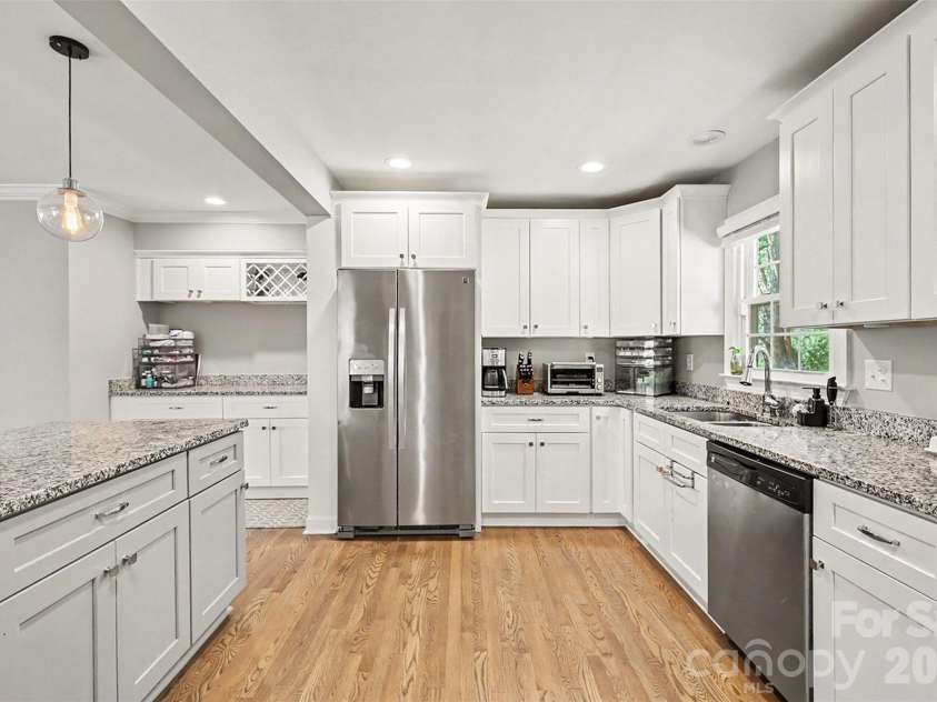 5621 Alanhurst Place, Charlotte, NC 28217.  MLS# CAR4424544, YatesRealty ID 58226. Kitchen