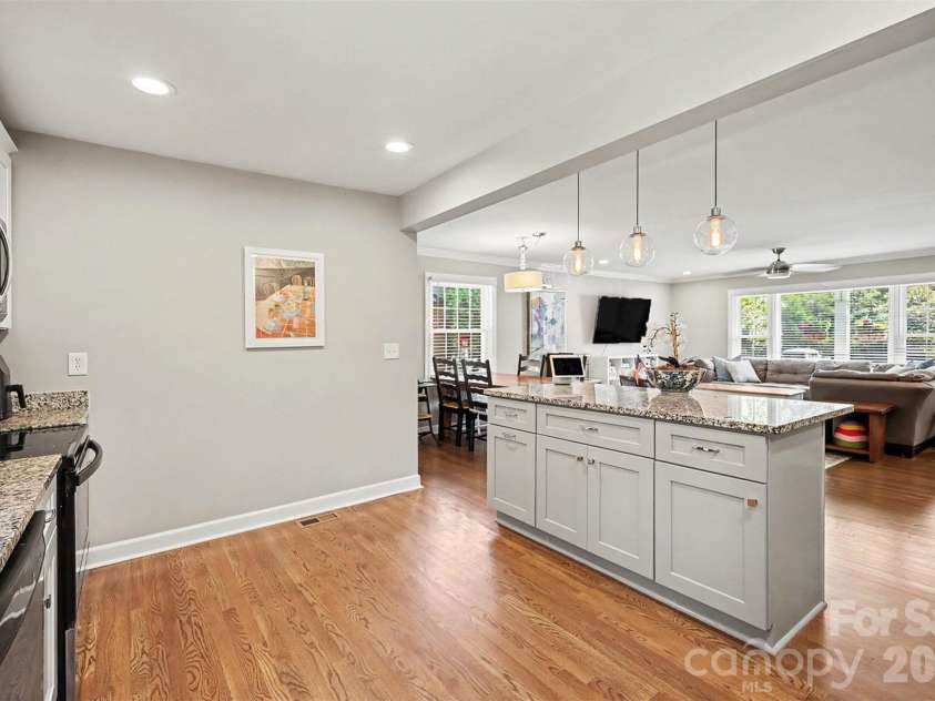 5621 Alanhurst Place, Charlotte, NC 28217.  MLS# CAR4424544, YatesRealty ID 58226. Kitchen Island