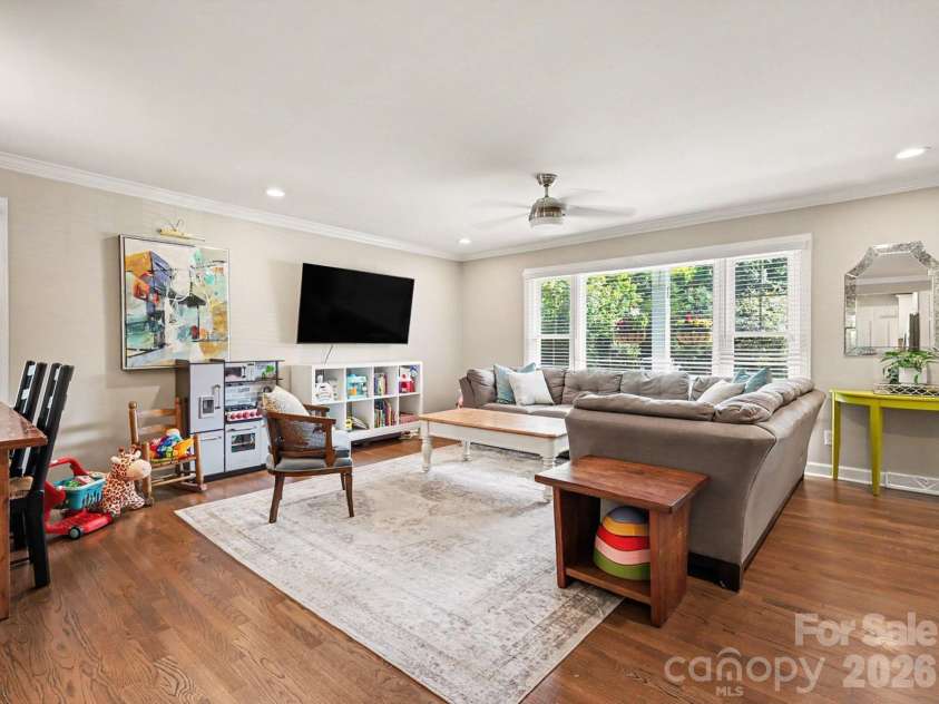 5621 Alanhurst Place, Charlotte, NC 28217.  MLS# CAR4424544, YatesRealty ID 58226. Living Room