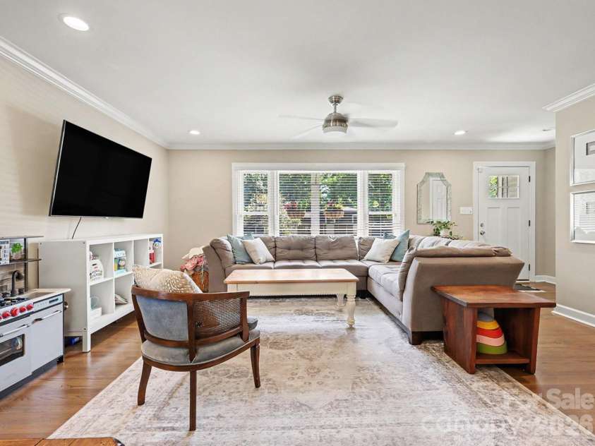 5621 Alanhurst Place, Charlotte, NC 28217.  MLS# CAR4424544, YatesRealty ID 58226. Living Room