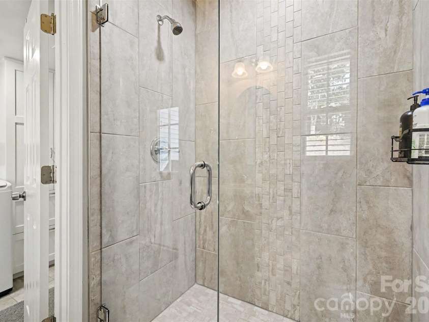 5621 Alanhurst Place, Charlotte, NC 28217.  MLS# CAR4424544, YatesRealty ID 58226. Lower Bathroom Shower