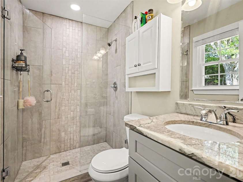 5621 Alanhurst Place, Charlotte, NC 28217.  MLS# CAR4424544, YatesRealty ID 58226. Primary Bathroom